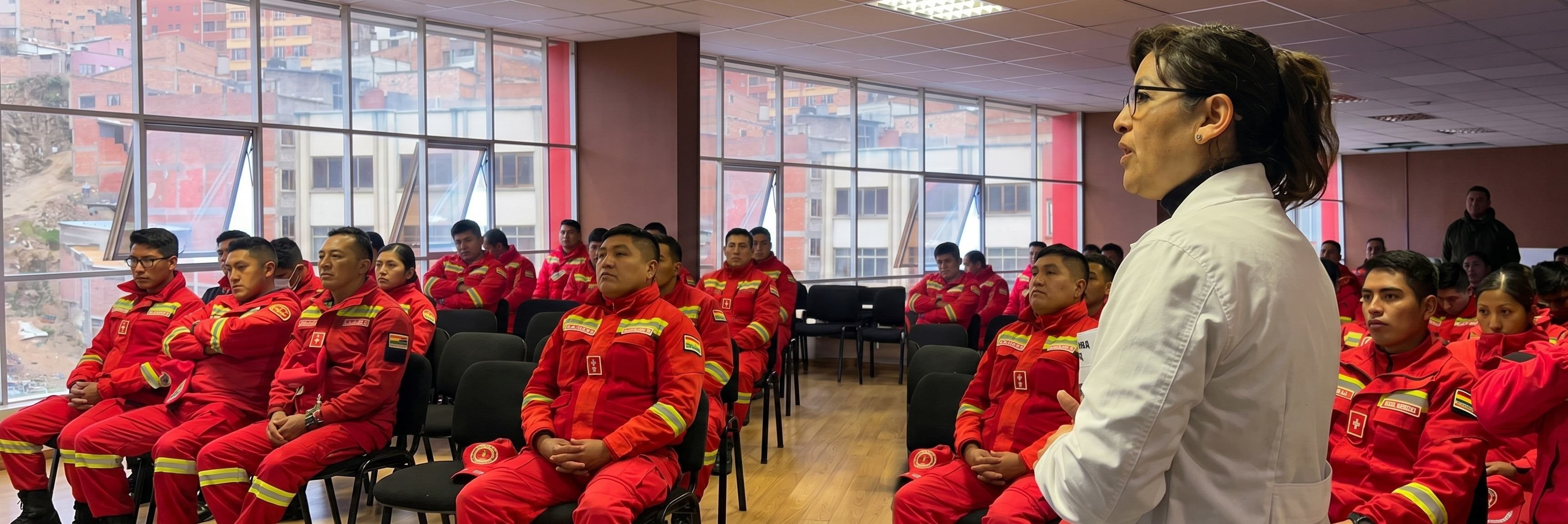 Dra. Carla Ximena Murillo Jauregui capacitando a la unidad de bomberos.