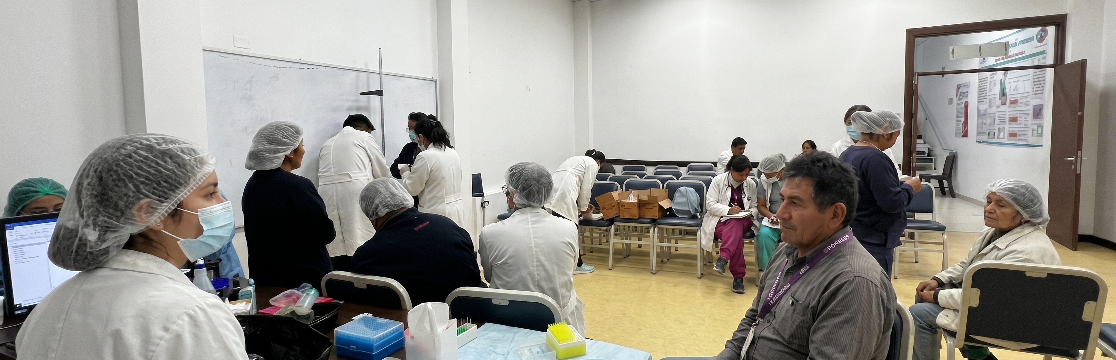 Doctores del IBBA realizando control y atención a pacientes.